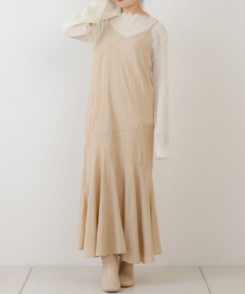 Chico（チコ）の「サテン裾フレアキャミワンピース（ワンピース・レディース・カーキ/チャコールグレー/グレイッシュベージュ・FREE）」の12枚目の写真