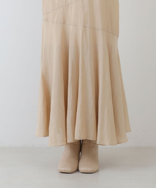 Chico（チコ）の「サテン裾フレアキャミワンピース（ワンピース・レディース・カーキ/チャコールグレー/グレイッシュベージュ・FREE）」の14枚目の写真