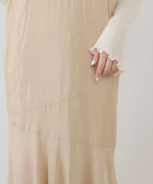 Chico（チコ）の「サテン裾フレアキャミワンピース（ワンピース・レディース・カーキ/チャコールグレー/グレイッシュベージュ・FREE）」の11枚目の写真