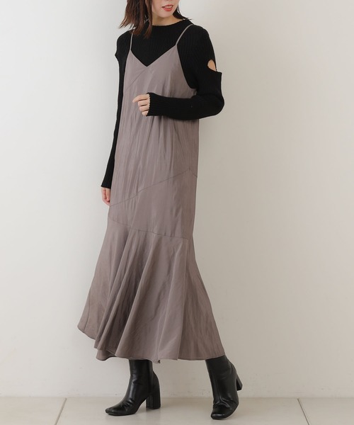 Chico（チコ）の「サテン裾フレアキャミワンピース（ワンピース・レディース・カーキ/チャコールグレー/グレイッシュベージュ・FREE）」の10枚目の写真