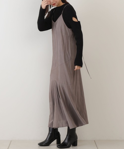 Chico（チコ）の「サテン裾フレアキャミワンピース（ワンピース・レディース・カーキ/チャコールグレー/グレイッシュベージュ・FREE）」の5枚目の写真