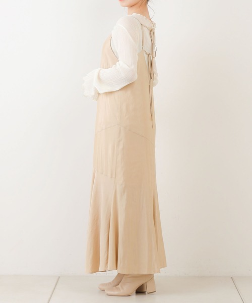 Chico（チコ）の「サテン裾フレアキャミワンピース（ワンピース・レディース・カーキ/チャコールグレー/グレイッシュベージュ・FREE）」の17枚目の写真