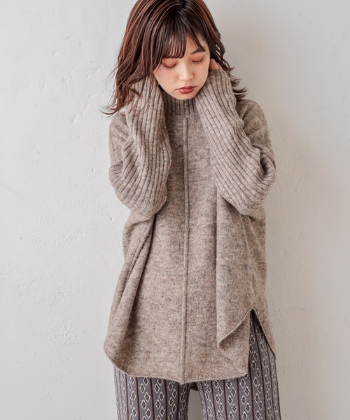 natural couture(ナチュラルクチュール)の「アウトシームラウンドヘムプルオーバー(ニット/セーター・レディース・ベージュ/グリーン/ブルー系その他/ライトベージュ・FREE)」の2枚目の写真