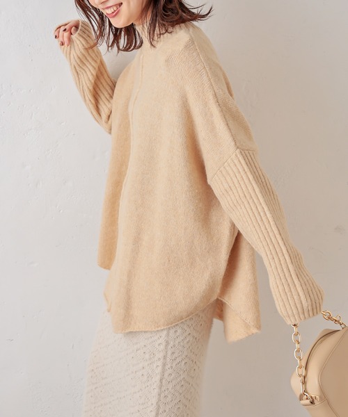 natural couture(ナチュラルクチュール)の「アウトシームラウンドヘムプルオーバー(ニット/セーター・レディース・ベージュ/グリーン/ブルー系その他/ライトベージュ・FREE)」の1枚目の写真