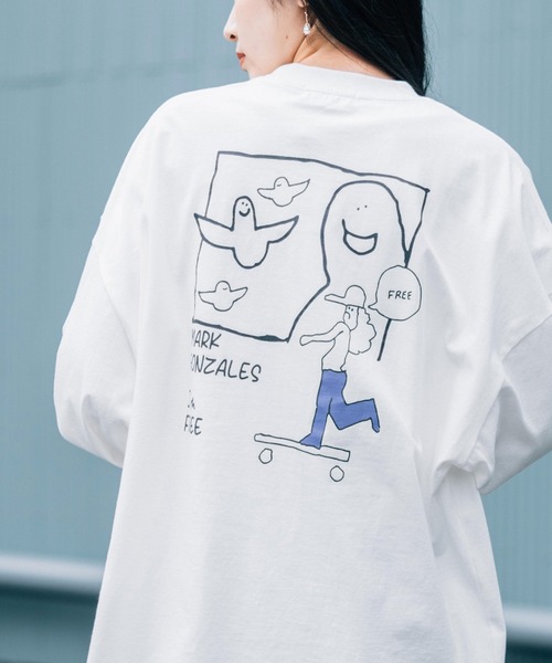Mark Gonzales（マーク・ゴンザレス）の「Mark Gonzales/マークゴンザレス 別注コラボ オーバーサイズロゴロンT（Tシャツ/カットソー・メンズ・ホワイト/ブラック/パープル/ブラウン/サックスブルー/グリーン/グレイッシュベージュ/ピンク・M/L/XL）」の2枚目の写真