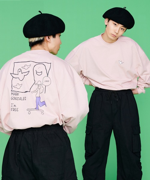 Mark Gonzales（マーク・ゴンザレス）の「Mark Gonzales/マークゴンザレス 別注コラボ オーバーサイズロゴロンT（Tシャツ/カットソー・メンズ・ホワイト/ブラック/パープル/ブラウン/サックスブルー/グリーン/グレイッシュベージュ/ピンク・M/L/XL）」の8枚目の写真
