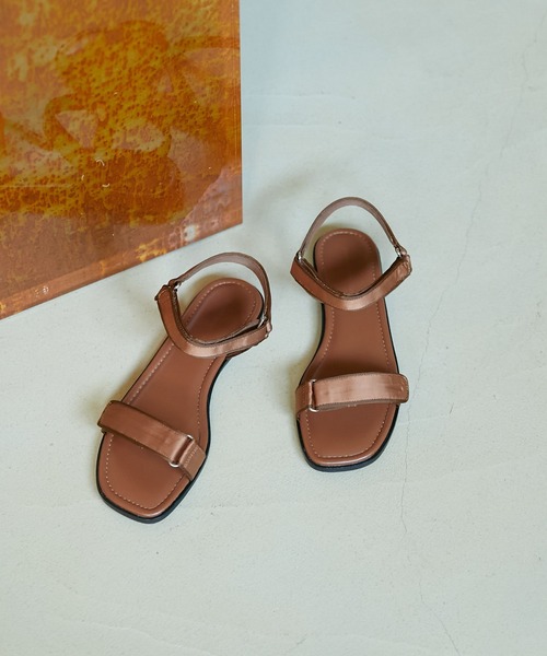 GALLARDAGALANTE(ガリャルダガランテ)の「サテンベルクロサンダル(サンダル・レディース・ブラウン/ブラック・38/36/37)」の2枚目の写真