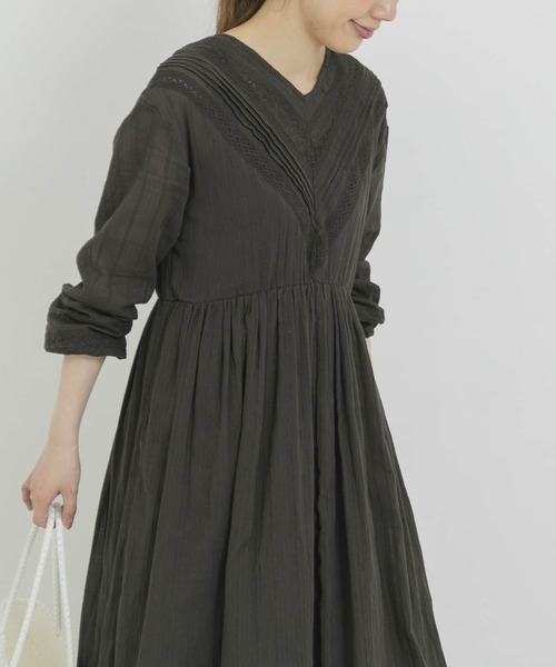 URBAN RESEARCH Sonny Label（アーバンリサーチサニーレーベル）の「レース切替Vネックワンピース（ワンピース・レディース・チャコールグレー/オフホワイト/ブルー系その他・FREE）」の5枚目の写真