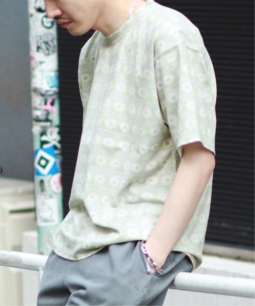 JOURNAL STANDARD relume（ジャーナルスタンダード　レリューム）の「パターンプリントS/STEE（Tシャツ/カットソー・メンズ・グリーン系その他/グリーン系その他2/グリーン・MEDIUM/LARGE）」の2枚目の写真