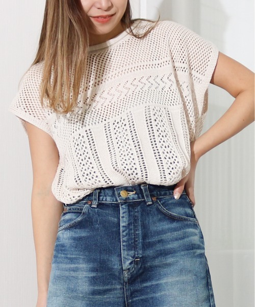 Per sist ence（パーシエンス）の「Per sist ence/パーシエンス　透かし編みバックスリットプルオーバー（ベスト・レディース・ブラック/グレイッシュベージュ/アイボリー・FREE）」の2枚目の写真