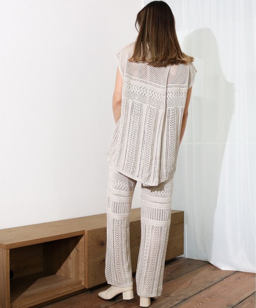 Per sist ence（パーシエンス）の「Per sist ence/パーシエンス　透かし編みバックスリットプルオーバー（ベスト・レディース・ブラック/グレイッシュベージュ/アイボリー・FREE）」の11枚目の写真