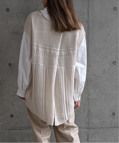 Per sist ence（パーシエンス）の「Per sist ence/パーシエンス　透かし編みバックスリットプルオーバー（ベスト・レディース・ブラック/グレイッシュベージュ/アイボリー・FREE）」の6枚目の写真