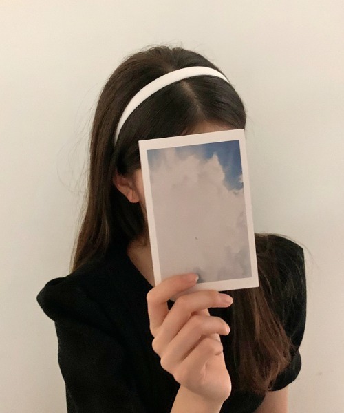 by muni:r(バイ ムニール)の「デイリーポイント 6カラーサテンヘアバンド(カチューシャ・レディース・ブラック/パープル/ピンク/ブルー/グリーン/アイボリー・ONE SIZE)」の3枚目の写真