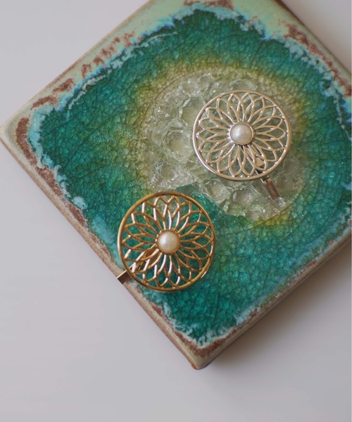 Port(ポート)の「フラワー×リーフ メタル ポニーフック/ヘアカフ/ヘアピアス(ヘアピン・レディース・シルバー/ゴールド/シルバー系その他/ゴールド系その他/シルバー系その他2/ゴールド系その他2・FREE)」の4枚目の写真