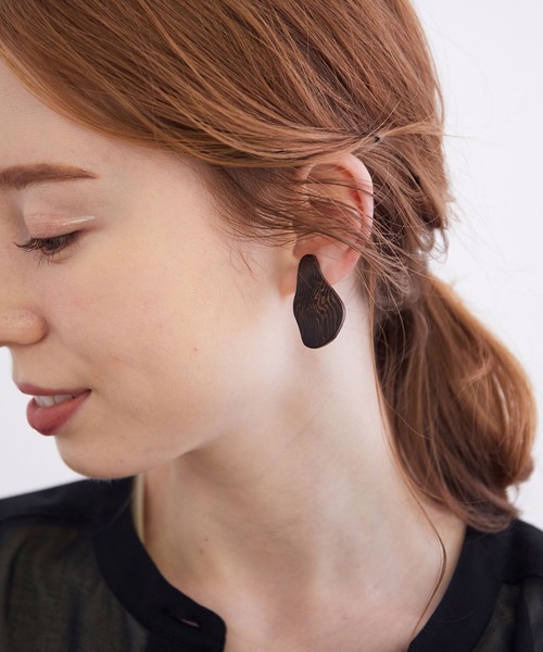 MADEMOISELLE ROPE'(マドモアゼル ロペ)の「ウッドビーンズ型イヤリング(イヤリング・レディース・ダークブラウン・FREE)」の1枚目の写真