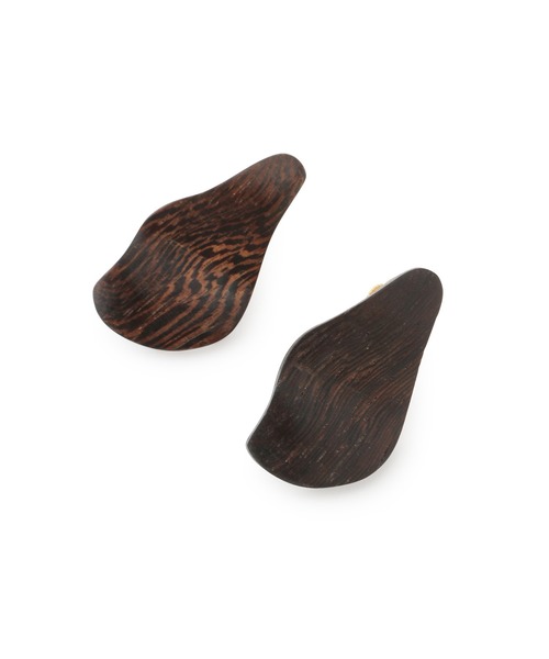 MADEMOISELLE ROPE'(マドモアゼル ロペ)の「ウッドビーンズ型イヤリング(イヤリング・レディース・ダークブラウン・FREE)」の2枚目の写真