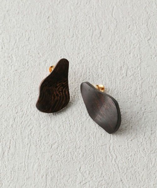 MADEMOISELLE ROPE'(マドモアゼル ロペ)の「ウッドビーンズ型イヤリング(イヤリング・レディース・ダークブラウン・FREE)」の6枚目の写真