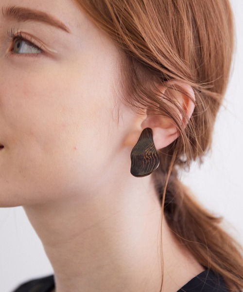 MADEMOISELLE ROPE'(マドモアゼル ロペ)の「ウッドビーンズ型イヤリング(イヤリング・レディース・ダークブラウン・FREE)」の5枚目の写真