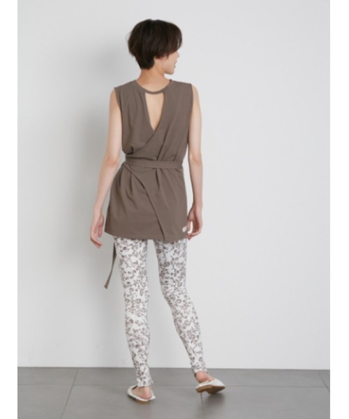 emmi（エミ）の「【emmi yoga】バックカシュクールトップス（Tシャツ/カットソー・レディース・カーキ/ホワイト・FREE）」の6枚目の写真