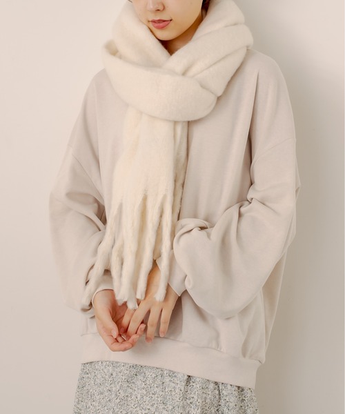 OLIVE des OLIVE（オリーブデオリーブ）の「【ZOZO限定カラー有】ブークレマフラー（マフラー・レディース・ベージュ/モスグリーン/ターコイズブルー/オフホワイト/ライトグレー・FREE）」の2枚目の写真