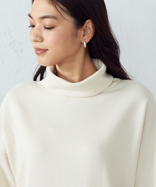 COMME CA ISM（コムサイズム）の「【WEB/一部店舗限定カラー：ベージュ】裏起毛　ハイネックカットソー（スウェット・レディース・ブラック/ベージュ/カーキ・MEDIUM/LARGE）」の16枚目の写真