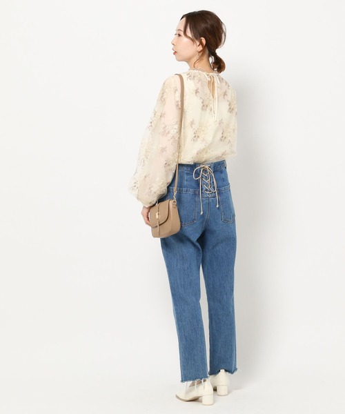 mysty woman(ミスティウーマン)の「フローラルレース刺繍ロングスリーブブラウス 263626(シャツ/ブラウス・レディース・オフホワイト/ピンク/グレイッシュブルー/チャコール/イエロー系・FREE)」の20枚目の写真