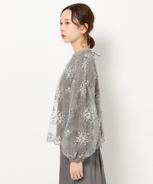 mysty woman(ミスティウーマン)の「フローラルレース刺繍ロングスリーブブラウス 263626(シャツ/ブラウス・レディース・オフホワイト/ピンク/グレイッシュブルー/チャコール/イエロー系・FREE)」の18枚目の写真
