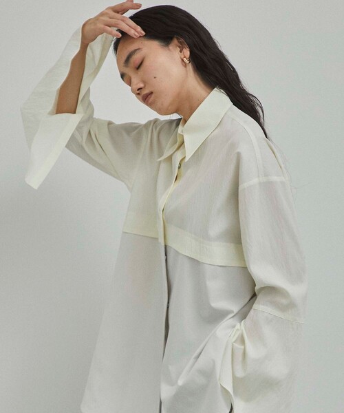 CITY TOKYO（シティトウキョウ）の「フレアスリーブレイヤード配色シャツ（シャツ/ブラウス・レディース・グレイッシュベージュ/ホワイト・FREE）」の2枚目の写真