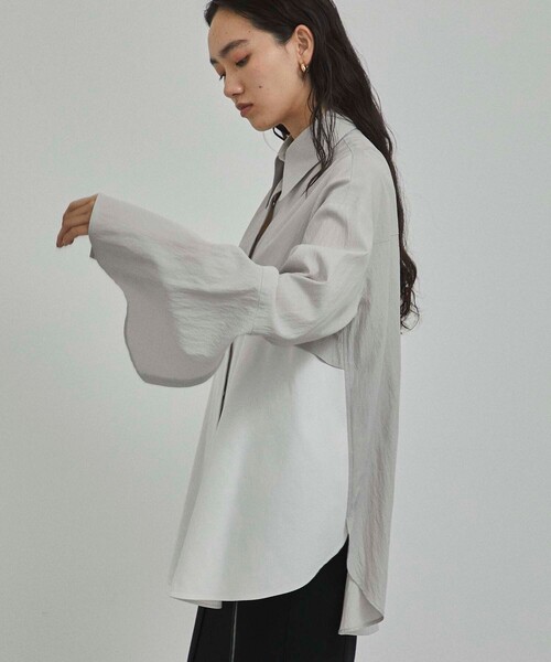CITY TOKYO（シティトウキョウ）の「フレアスリーブレイヤード配色シャツ（シャツ/ブラウス・レディース・グレイッシュベージュ/ホワイト・FREE）」の5枚目の写真