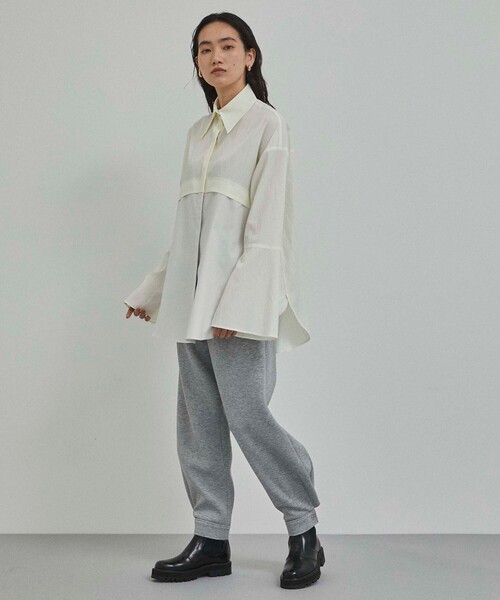 CITY TOKYO（シティトウキョウ）の「フレアスリーブレイヤード配色シャツ（シャツ/ブラウス・レディース・グレイッシュベージュ/ホワイト・FREE）」の6枚目の写真