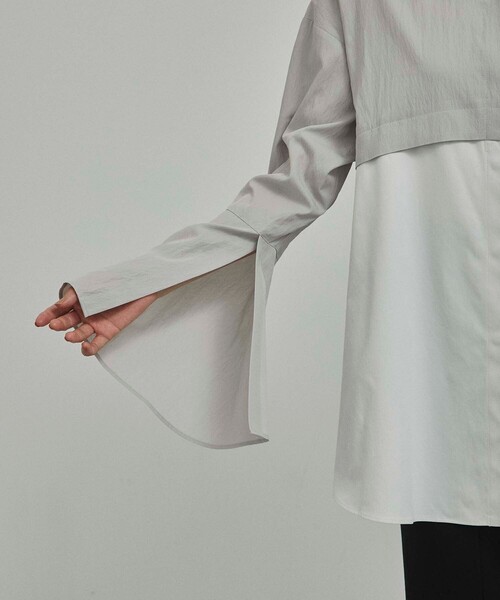 CITY TOKYO（シティトウキョウ）の「フレアスリーブレイヤード配色シャツ（シャツ/ブラウス・レディース・グレイッシュベージュ/ホワイト・FREE）」の13枚目の写真