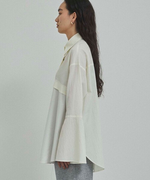 CITY TOKYO（シティトウキョウ）の「フレアスリーブレイヤード配色シャツ（シャツ/ブラウス・レディース・グレイッシュベージュ/ホワイト・FREE）」の18枚目の写真