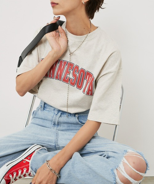 Auntie Rosa Holiday(アンティローザホリデー)の「アーチロゴカレッジプリントT(Tシャツ/カットソー・レディース・チャコールグレー/グレー/オフホワイト/グリーン・FREE)」の3枚目の写真