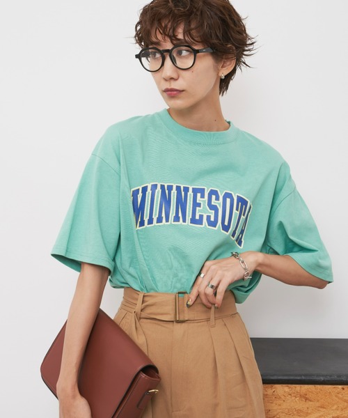 Auntie Rosa Holiday(アンティローザホリデー)の「アーチロゴカレッジプリントT(Tシャツ/カットソー・レディース・チャコールグレー/グレー/オフホワイト/グリーン・FREE)」の4枚目の写真