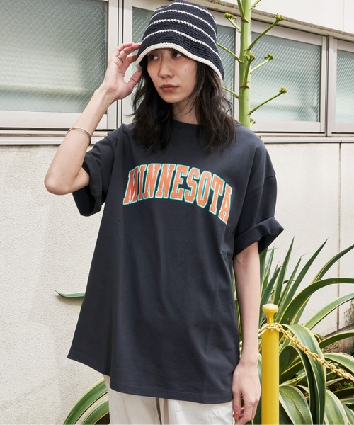 Auntie Rosa Holiday(アンティローザホリデー)の「アーチロゴカレッジプリントT(Tシャツ/カットソー・レディース・チャコールグレー/グレー/オフホワイト/グリーン・FREE)」の5枚目の写真