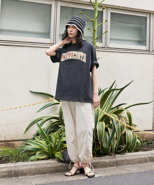 Auntie Rosa Holiday(アンティローザホリデー)の「アーチロゴカレッジプリントT(Tシャツ/カットソー・レディース・チャコールグレー/グレー/オフホワイト/グリーン・FREE)」の7枚目の写真