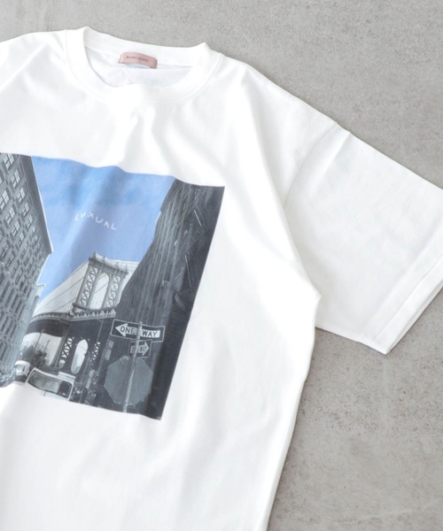 BEAMS LIGHTS(ビームスライツ)の「BEAMS LIGHTS / LUXUAL フォト Tシャツ(Tシャツ/カットソー・メンズ・ブラウン系その他2/ホワイト/ブラック/グレー/ライトブルー・LARGE/SMALL/MEDIUM)」の2枚目の写真