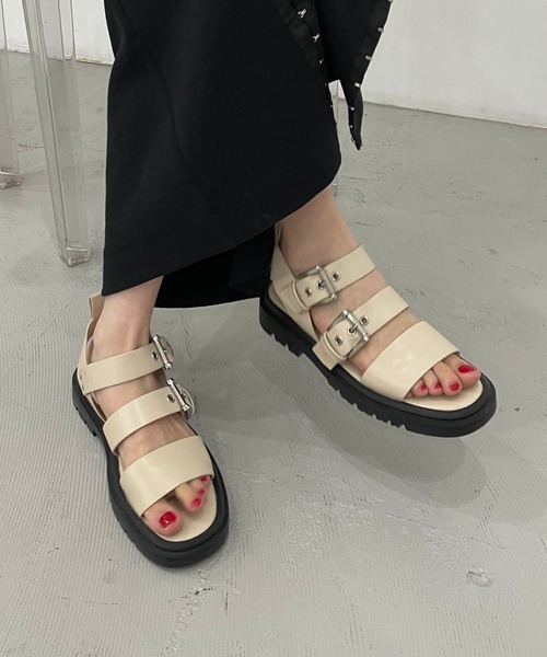 CAPRICIEUX LE'MAGE(カプリシューレマージュ)の「トラックソールベルテッドサンダル(サンダル・レディース・アイボリー/ブラック・38/36)」の2枚目の写真