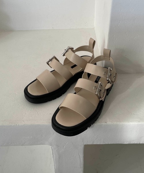 CAPRICIEUX LE'MAGE(カプリシューレマージュ)の「トラックソールベルテッドサンダル(サンダル・レディース・アイボリー/ブラック・38/36)」の4枚目の写真