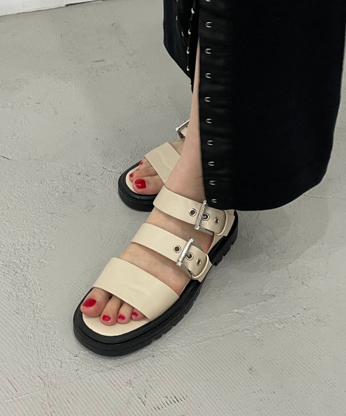 CAPRICIEUX LE'MAGE(カプリシューレマージュ)の「トラックソールベルテッドサンダル(サンダル・レディース・アイボリー/ブラック・38/36)」の6枚目の写真