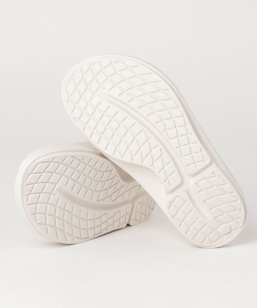 OOFOS（ウーフォス）の「Ooriginal 2000010096221　EGGNOG（サンダル・メンズ・ホワイト系その他・8/6/10/4/3/9/7/11/5）」の2枚目の写真