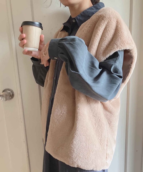 AS KNOW AS plus（アズノゥアズプラス）の「♪さらりと フェイクファーベスト　【2022AWアイテム】（ベスト・レディース・ベージュ/ブラウン/ピンク/アイボリー・FREE）」の3枚目の写真