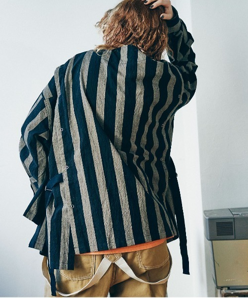 RNA（アールエヌエー）の「B2731【シャツ＆ベストセット】2Wayストライプシャツ（シャツ/ブラウス・レディース・ブラック/グリーン/レッド・MEDIUM）」の5枚目の写真