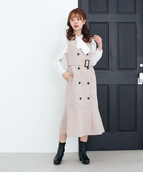 MAJESTIC LEGON(マジェスティックレゴン)の「クラシックトレンチワンピース(ワンピース・レディース・ブラック/ベージュ/ブラウン・SMALL/MEDIUM)」の4枚目の写真