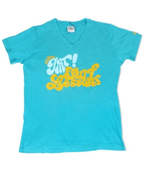 TMT(ティーエムティー)の「TMT S/SL New天竺T Vneck(SURF LESSONS) T-SHIRT(ベルト・メンズ・ターコイズブルー・LARGE)」の1枚目の写真