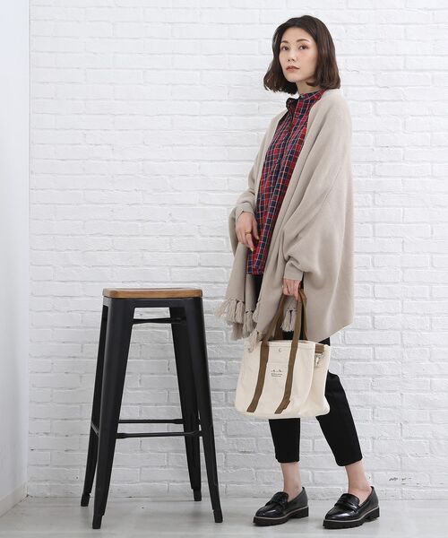 SHOO・LA・RUE(シューラルー)の「◆体系カバーが叶う!フリンジ ポンチョ カーディガン(ポンチョ・レディース・ブラック/ダークグリーン/ライトベージュ/ダークオレンジ・00)」の22枚目の写真