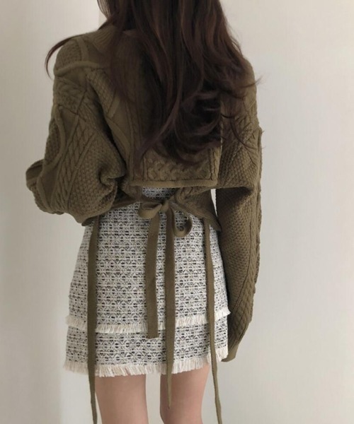 Nia（ニア）の「Nia(ニア)/ショート丈 バックリボン ケーブルニット（ニット/セーター・レディース・ブラック/カーキ/アイボリー・FREE）」の3枚目の写真