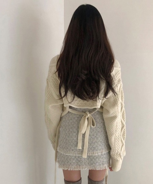 Nia（ニア）の「Nia(ニア)/ショート丈 バックリボン ケーブルニット（ニット/セーター・レディース・ブラック/カーキ/アイボリー・FREE）」の4枚目の写真