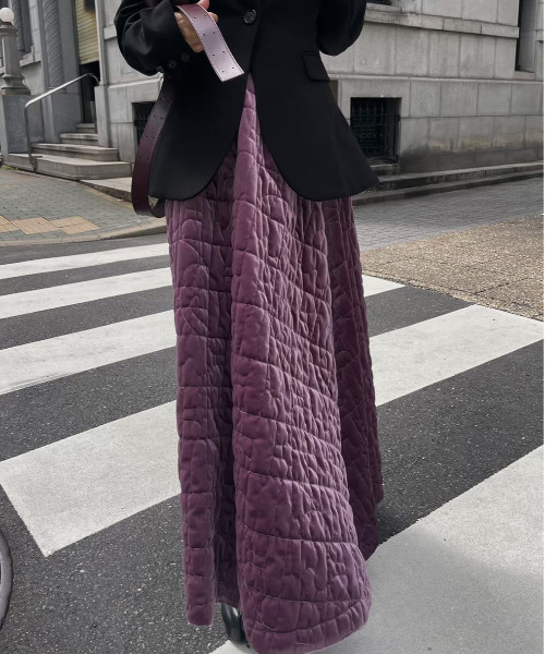 Ameri（アメリ）の「UND MOTIF VELOUR QUILTING FLARE SKIRT（スカート・レディース・パープル/ブラウン/ブラック・MEDIUM/SMALL）」の19枚目の写真