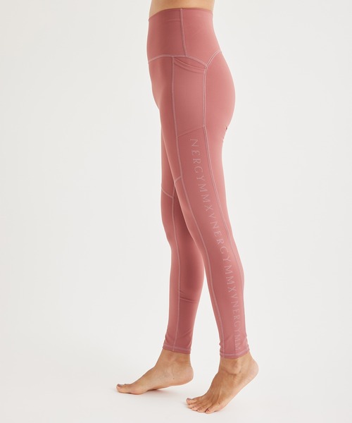 NERGY(ナージー)の「【UV】CREORA サイドローマンプリントスポーツレギンス(レギンス/スパッツ・レディース・ブラック/ピンク・L/M/S)」の2枚目の写真